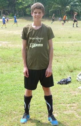 Beim Fussball spielen thailand-naturschutz-fussball
