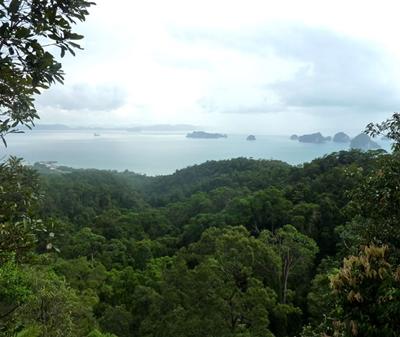Aussicht auf die inselreiche Küstenregion vor Ao Nang thailand-naturschutz-meer