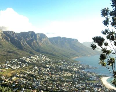 Blick auf Camps Bay von Lion‘s Head aus sudafrika-menschenrechte-camps-bay
