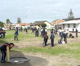 Kinder spielen während der Pause Südafrika-Sport-Pause