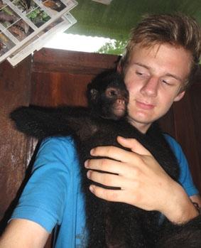 Ich mit Spider-Monkey Chamek Peru, Naturschutz, Freiwilliger