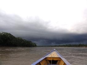 Faszinierende Wolkenformation über dem Rio Madre de Dios Peru, Naturschutz, Madre de Dios