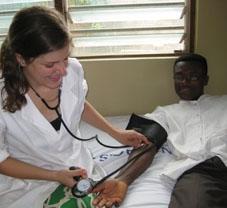 Ich lerne, den Blutdruck zu messen Togo Medizin - Praktikum Blutdruck