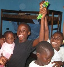 Die Jungs haben ein Geschenk bekommen Togo Sozialarbeit Kids