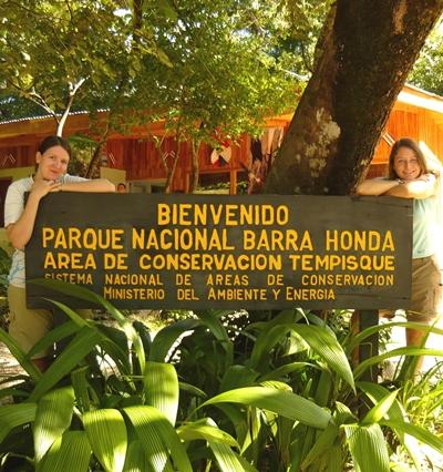 Saskia und Sabrina vor dem Park Naturschutz Costa Rica Park