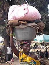 Sie tragen alles auf dem Kopf Ghana, Freiwillig, Frau