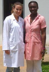 Eine Hebamme und ich im Krankenhaus togo-medizin-freiwillige