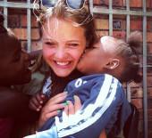 Ich mit einem Kind bei der Arbeit suedafrika-sozialarbeit-ich-mit-den-kindern
