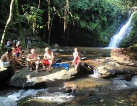 Schwimmen in den Womè Wasserfällen nahe Kpalimè togo-unterrichten-schwimmen