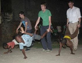 Schubkarren Rennen im Dorf Agou Agblodome auf Mount Agou togo-unterrichten-spiel