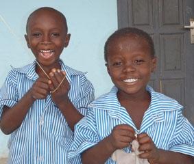 Zwei Kinder aus meiner Klasse im Waisenhaus sozialarbeit-ghana-jungs