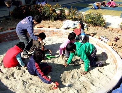Wir weihen den neuen Sandkasten ein nepal-sozialarbeit-kinder