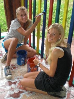 Mit Claudia beim Streichen eines Kindergartens costa-rica-unterrichten-kindergarten
