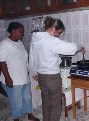 Meine “Mama” und ich beim Kochen Tansania, Sozialarbeit Gastmutter