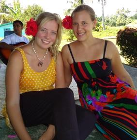 Mit einer Freiwilligen in einem Dorf bei Suva fidschi-sozialarbeit-suva