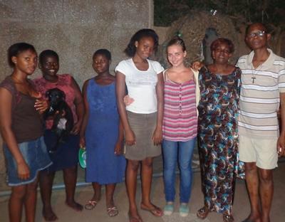 Mit meiner Gastfamilie an meinem letzten Tag togo-sozialarbeit-gastfamilie