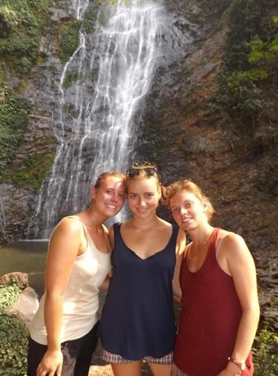 Ein Wasserfall bei Badou, ein sehr anstrengender Weg dorthin, aber er lohnt sich! togo-sozialarbeit-wasserfall