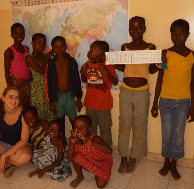 Die Kinder und ich, nachdem wir eine Weltkarte aufgehängt hatten togo-sozialarbeit-weltkarte