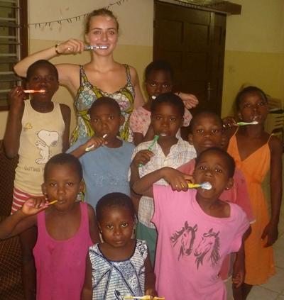 Zähneputzen muss sein! togo-sozialarbeit-zahneputzen