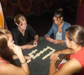 Unsere Lieblingsbeschäftigung: Domino spielen! jamaika-sozialarbeit-domino