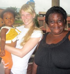 Gastmutter mit Baby Felicia ghana-sommerferien-special-gastmutter