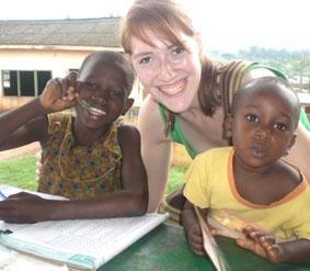 Hausaufgabenzeit im Waisenhaus Ghana-Sozialarbeit-Freiwillige