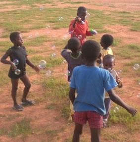 Immer mal wieder neue Erfahrungen für die Kinder Ghana-Sozialarbeit-Kinder