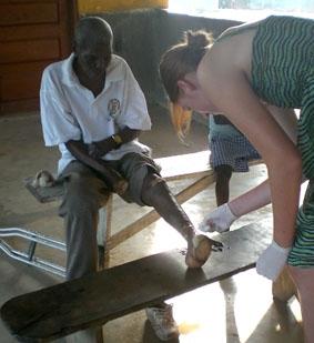 Wunden verbinden im Lepradorf Ghana-Sozialarbeit-Lepra