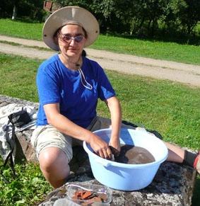 Beim Scherbenwaschen in Porolissum rumaenien-archaeologie-freiwillige