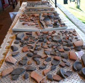 Keramik beim Trocken rumaenien-archaeologie-keramik