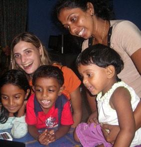 Meine Gastmutter, meine Gastgeschwister und ich skypen am Laptop sozialarbeit-sri-lanka-gastfamilie
