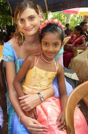 Meine Gastschwester Sandunika als Brautmädchen und ich auf der Hochzeit sozialarbeit-sri-lanka-hochzeit