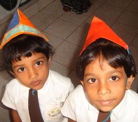 Kinder aus der School mit selbstgebastelten Hüten sozialarbeit-sri-lanka-kinder