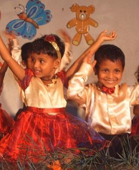Die Baby-Class tanzt Circle of life auf dem Schulkonzert sozialarbeit-sri-lanka-konzert