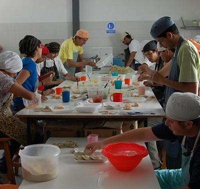 Bei der Produktion von Milanesas Argentinien-Sozialarbeit-Arbeit