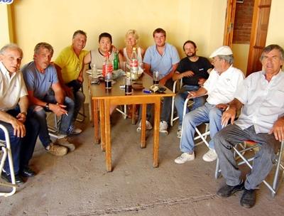 Meine „Männerbekanntschaften“ im Restaurant nebenan, wo ich zwischen den beiden Arbeitsstellen meine Mittagspause verbrachte und schnell als Stammgast behandelt wurde :-) Argentinien-Sozialarbeit-Freunde
