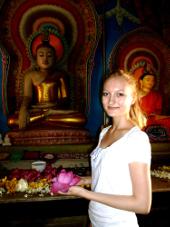 In einem buddhistischen Tempel sri-lanka-sozialarbeit-kennenlernen-fremder-religionen-hier-in-einem-buddhistischen-tempel