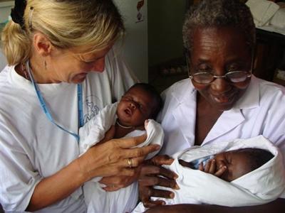 Meine Kollegin und ich Medizin Praktikum Ghana Hebamme