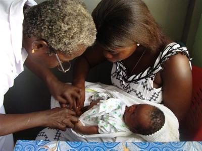 Eine junge Mutter Medizin Praktikum Ghana Patientin