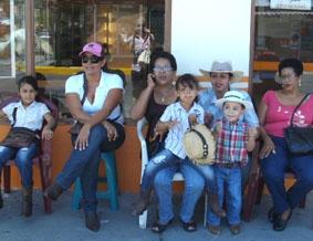 Meine Familie beim Tope im Rahmen der Fiestas in Liberia costa-rica-sozialarbeit-familie