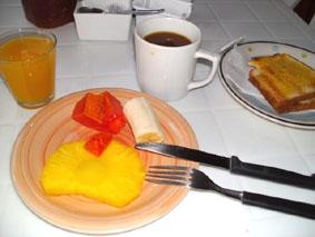 Mein erstes Frühstück in Costa Rica: Kaffee, Saft, Toast, Ananas, Papaya und eine Banane costa-rica-sozialarbeit-fruhstuck
