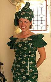 Die Kleider werden auf den Leib geschneidert Senegal, Freiwillig, Ursi im Kleid