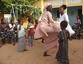 Ursi beim Tanzen Senegal, Freiwillig, Ursi Lehrerin Tanzen
