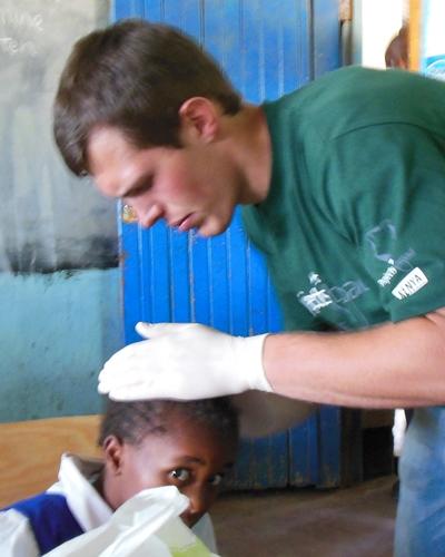 Beim Medical Outreach an einer Grundschule kenia-medizin-kind