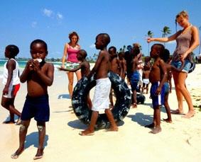 Ausflug mit den Kindern an den Strand tansania-unterrichten-ausflug