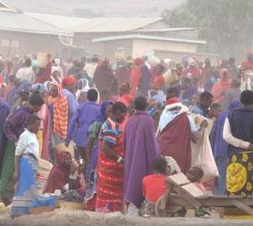 Marktgetümmel im Massai Land tansania-unterrichten-markt