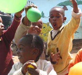 Die Kids freuen sich riesig über Ballons tansania-unterrichten-spiel