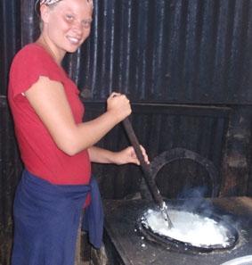 Beim Ugali kochen tansania-unterrichten-ugali