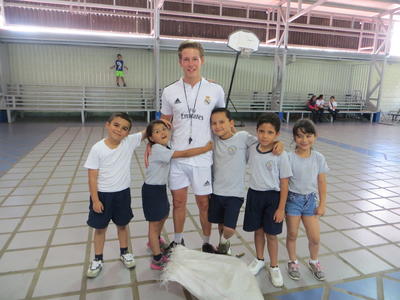 Meine Erstklässler Freiwilliger mit ein paar Schülern seiner Sportklasse