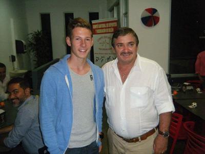 Ich und Oscar Ramirez, Trainer der Nationalmannschaft Costa Ricas Freiwilliger mit Nationalmannschaftstrainer Costa Ricas